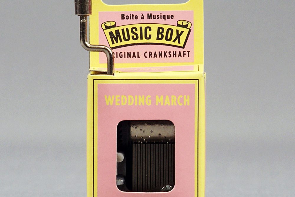 Une idée cadeau : une boîte à musique "Marche Nuptiale"