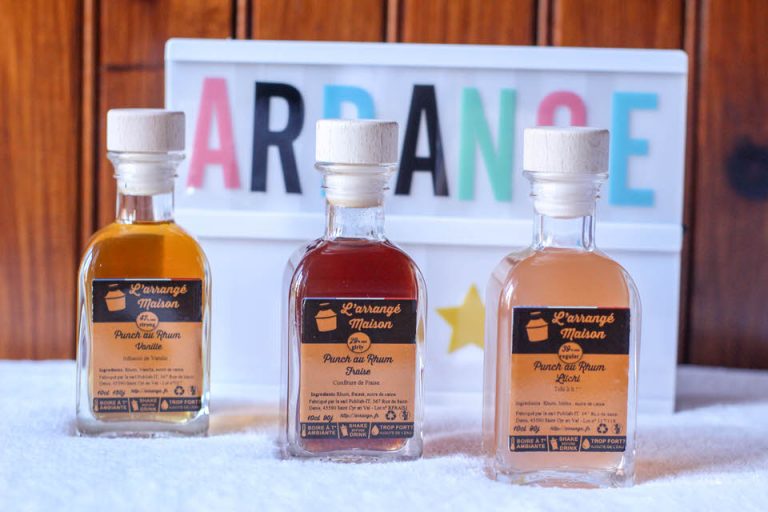 Cadeaux invités mariage : mini bouteilles de rhum arrangé