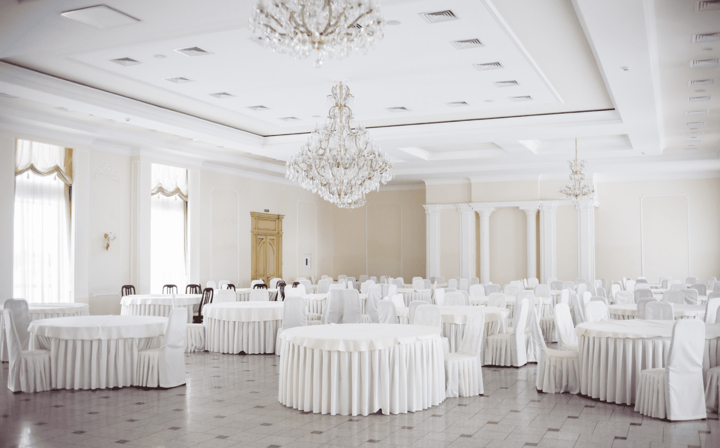 Réception de mariage dans une grande salle blanche