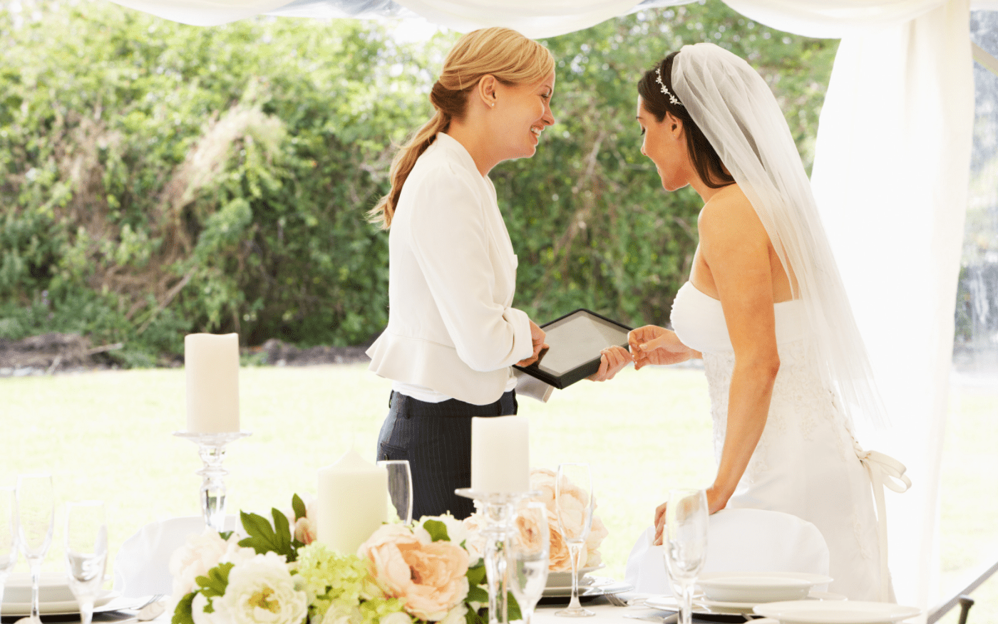 Une wedding planner organise la journée de la mariée
