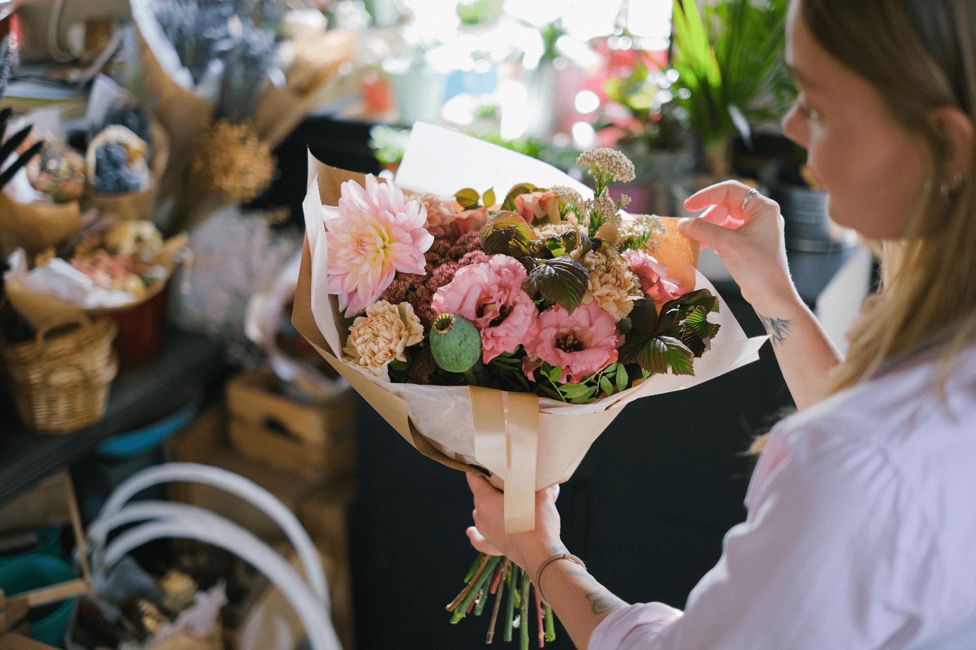 Une fleuriste prépare un bouquet de mariage