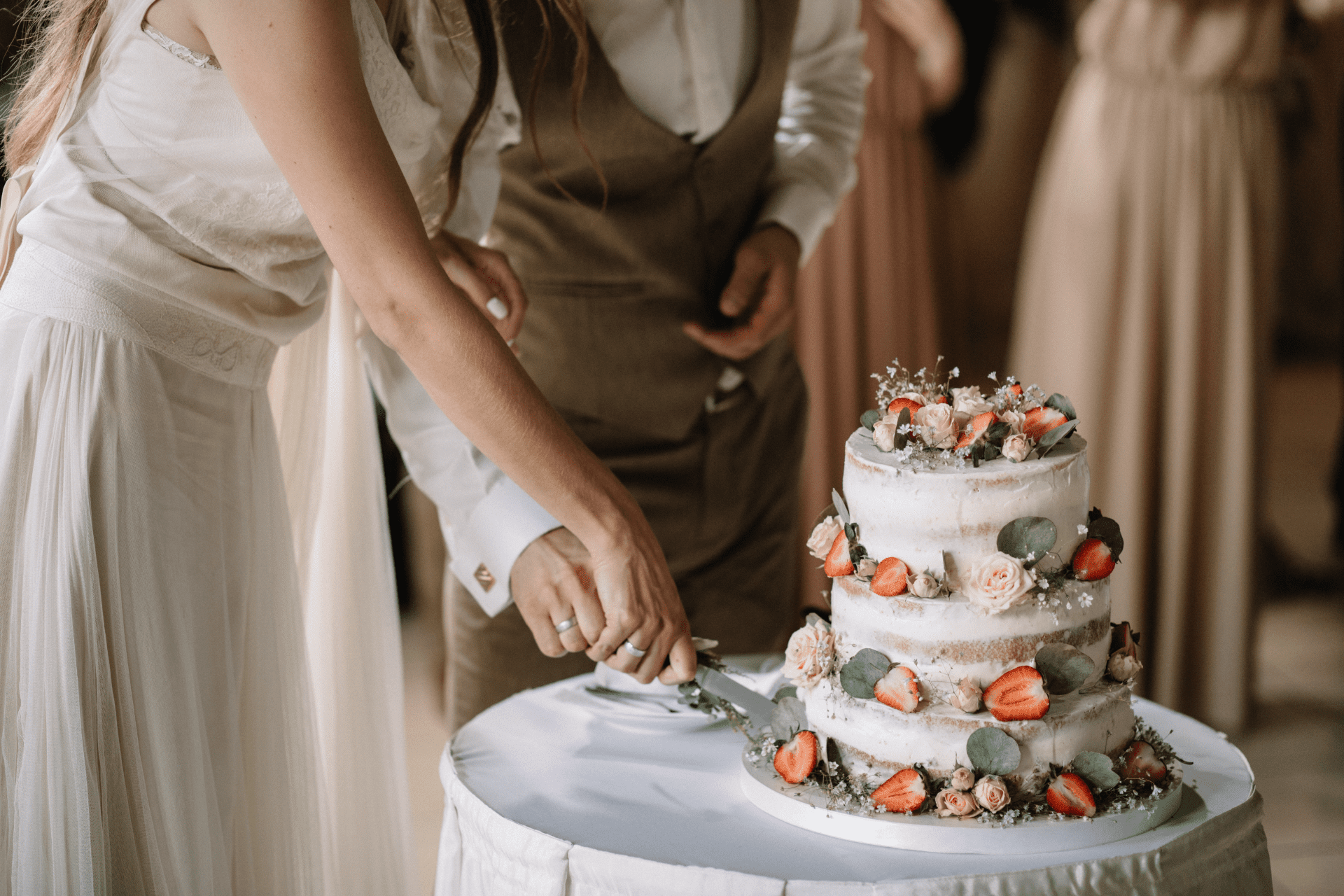 les mariés coupent le gâteau de mariage