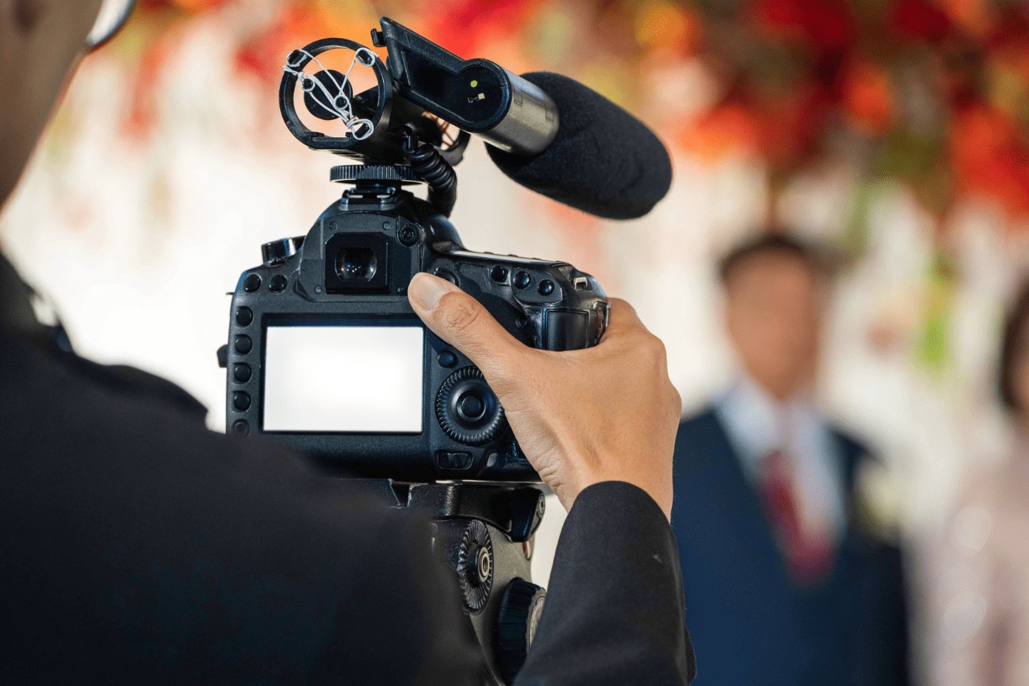 Vidéaste qui conçoit une vidéo pour les mariés
