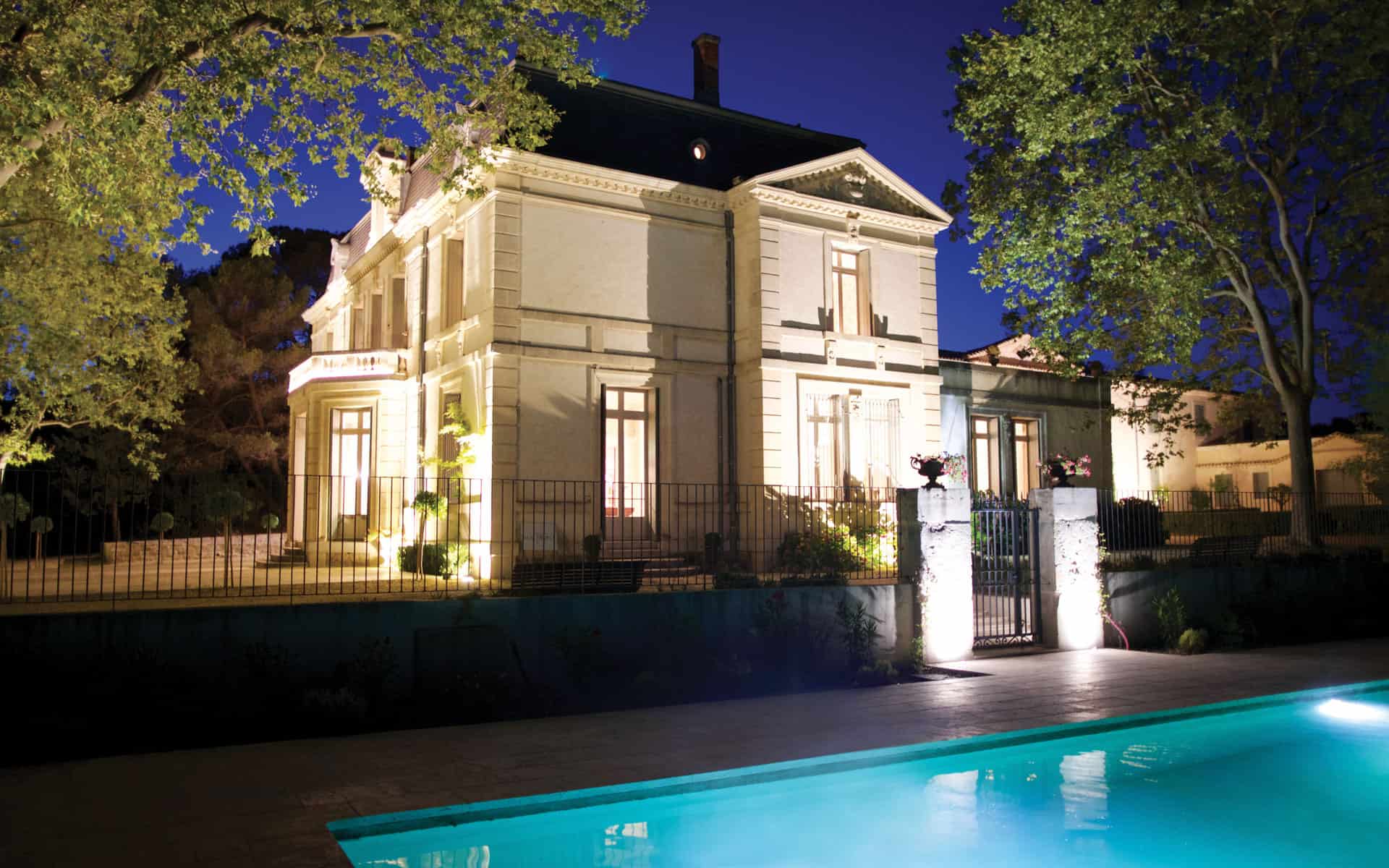 Grand château avec piscine de nuit - château de malmont