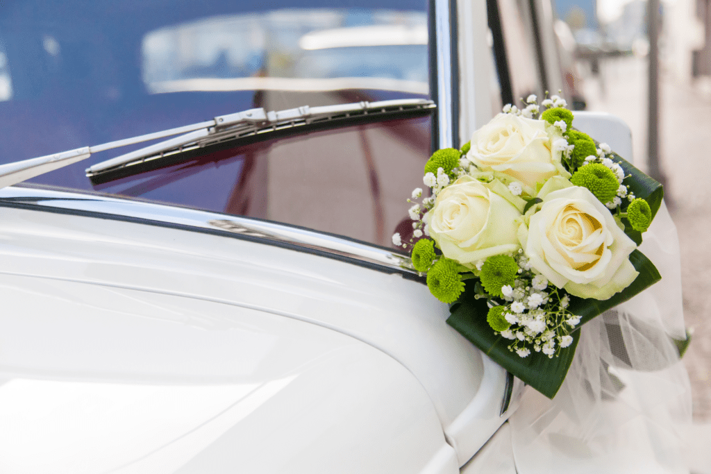Décoration de votre voiture de mariage avec des fleurs : contactez