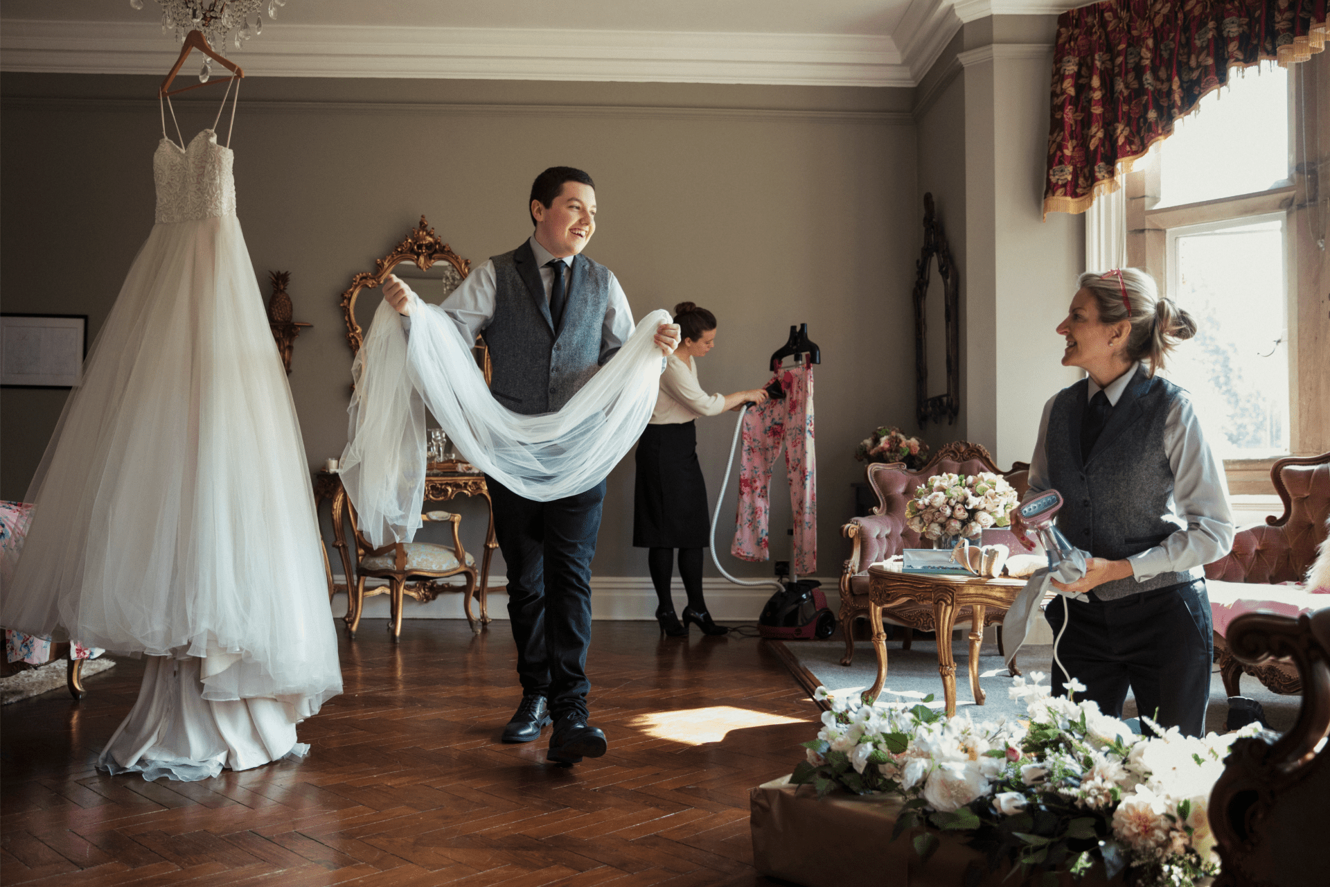 Deux organisateurs du mariage prépare les fleurs et la robe de la mariée