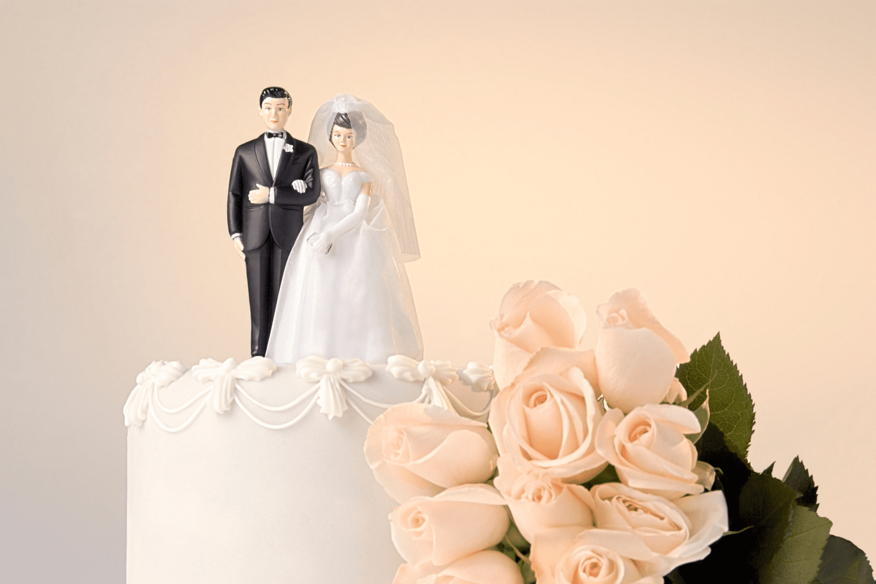figurine des mariés sur un gâteau