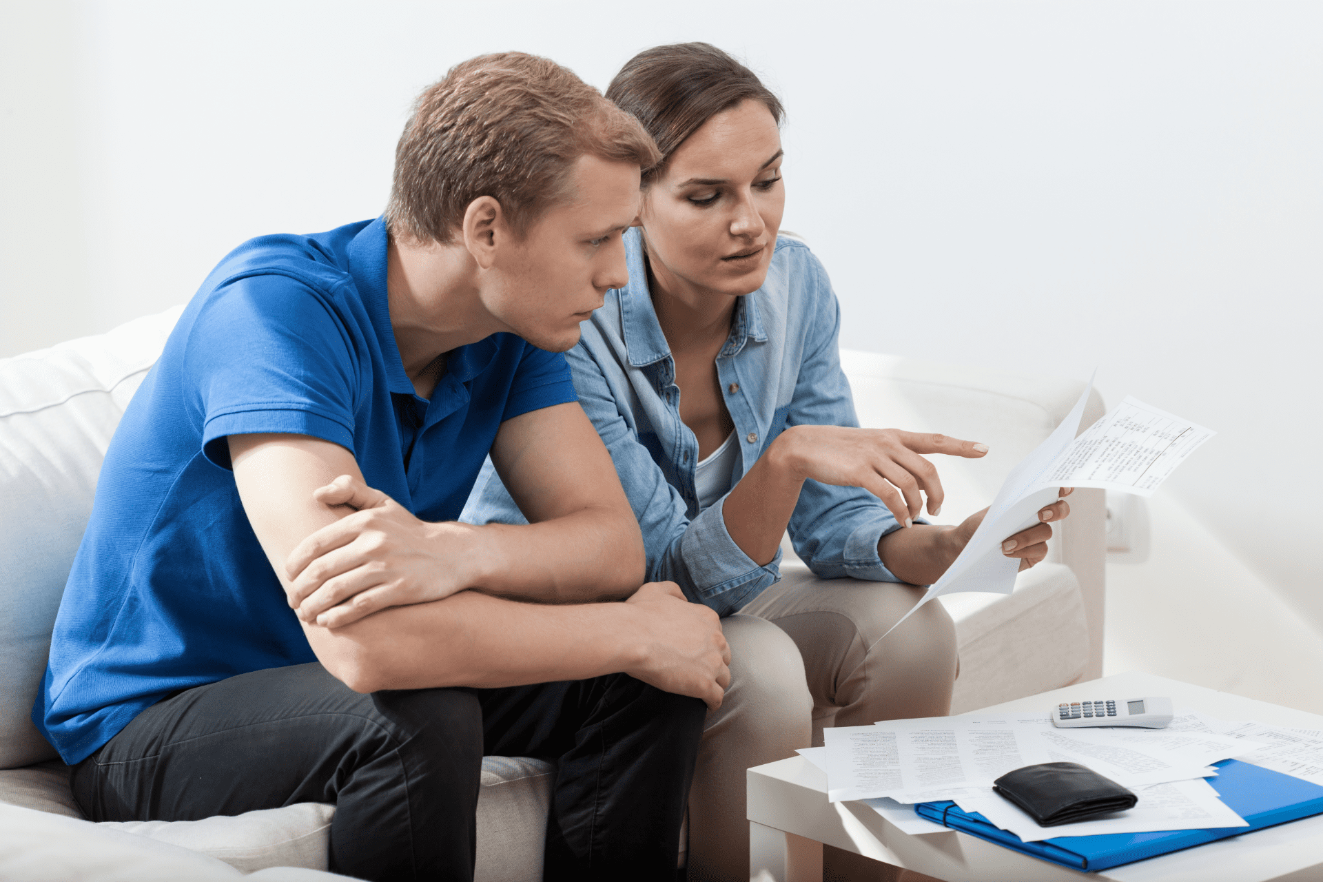 Couple calculant le prix du mariage