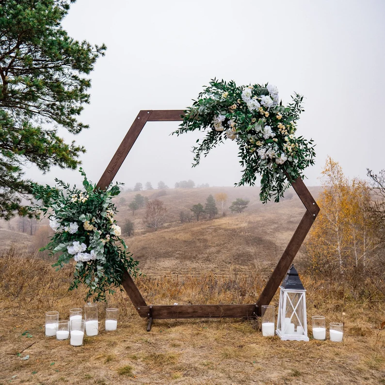 Quelques arches pour une décoration de mariage en exterieur