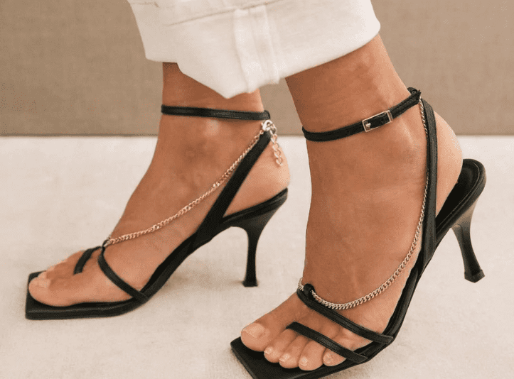 Sandales noires avec une chaîne bijou discrète de la marque Alohas