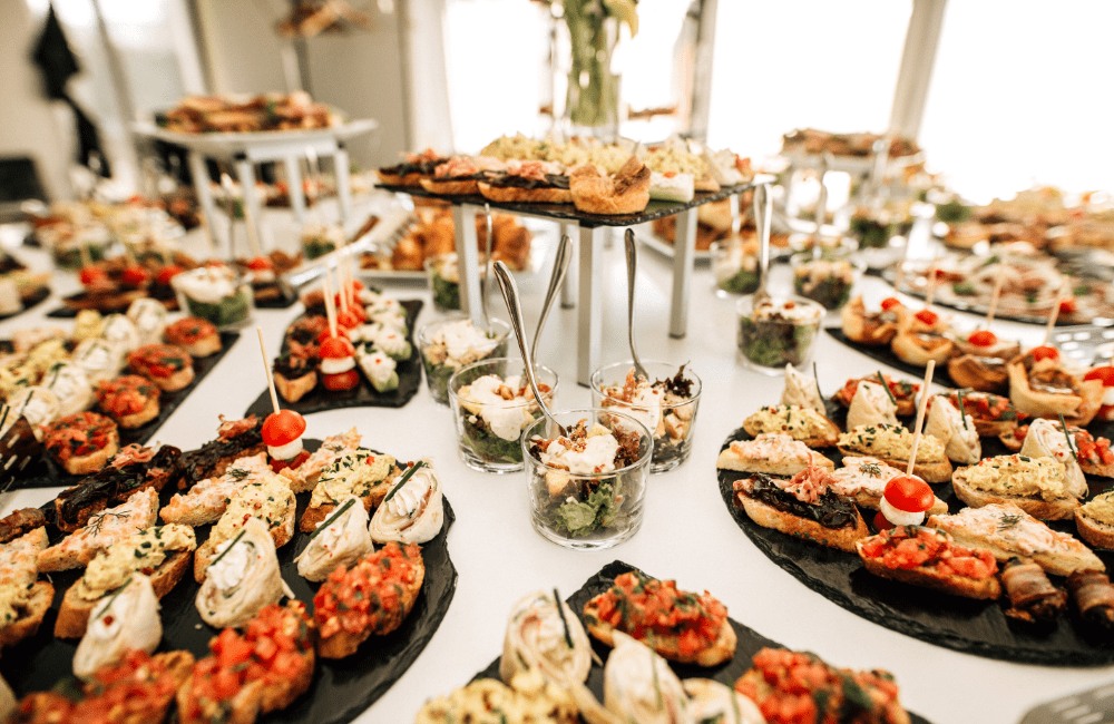 Cocktail dînatoire dans un mariage