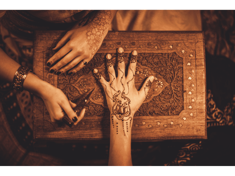 Tatouage henné sur les mains