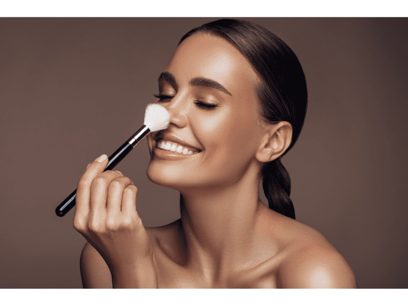 Femme s'appliquant du maquillage sur le nez