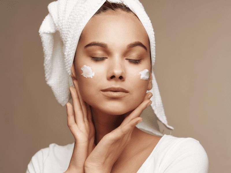 Application de crème hydratante sur le visage
