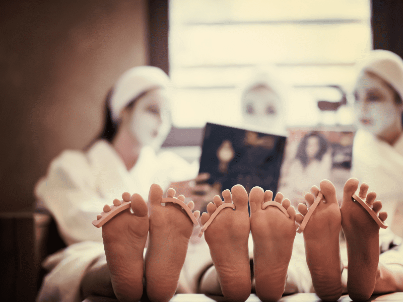 Manucure lors d'un enterrement de vie de jeune fille (EVJF)