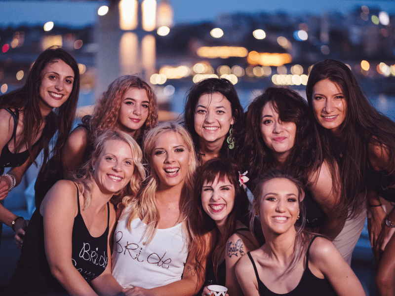 Photo de groupe pour un enterrement de vie de jeune fille (EVJF)