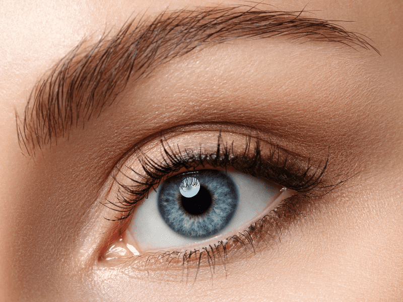 Zomm sur les yeux d'une femme aux yeux bleus