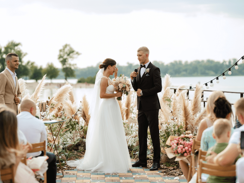 Un couple ému pendant leur discours de mariage