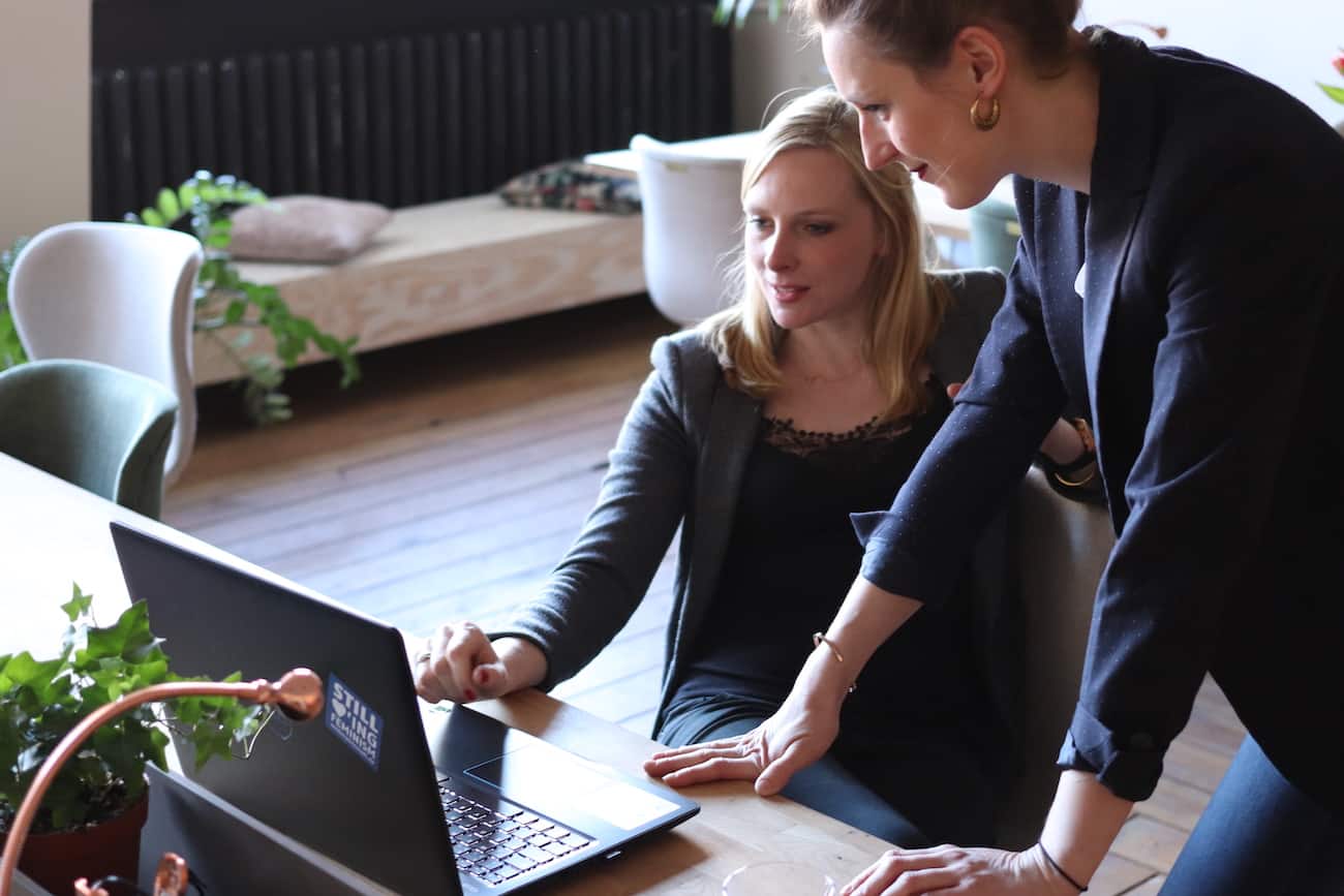 Future wedding planner en train de créer son business plan