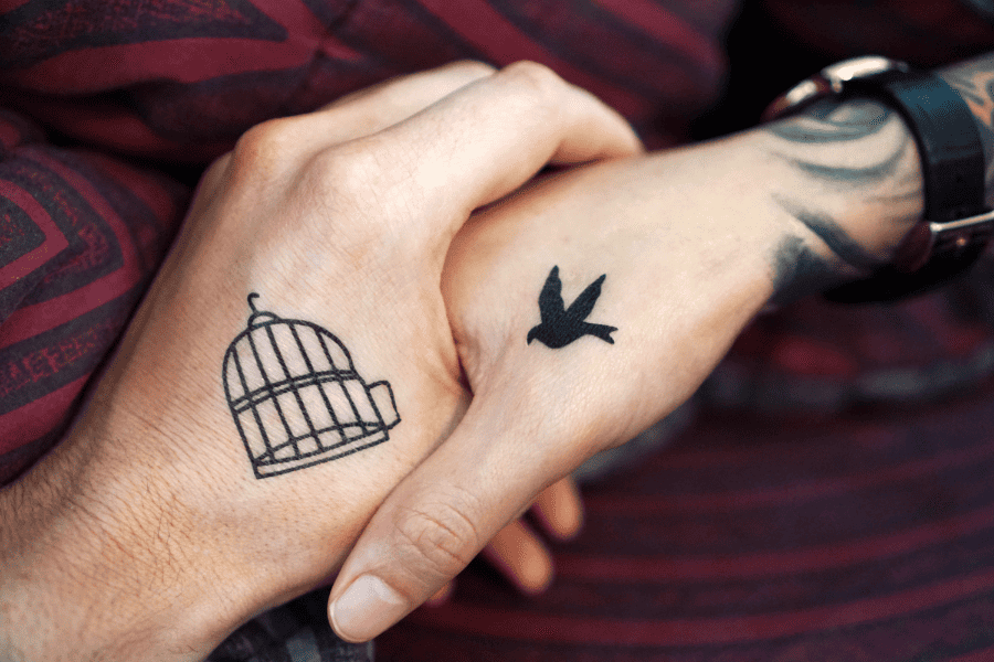 tatouage d'un couple souhaitant se marier