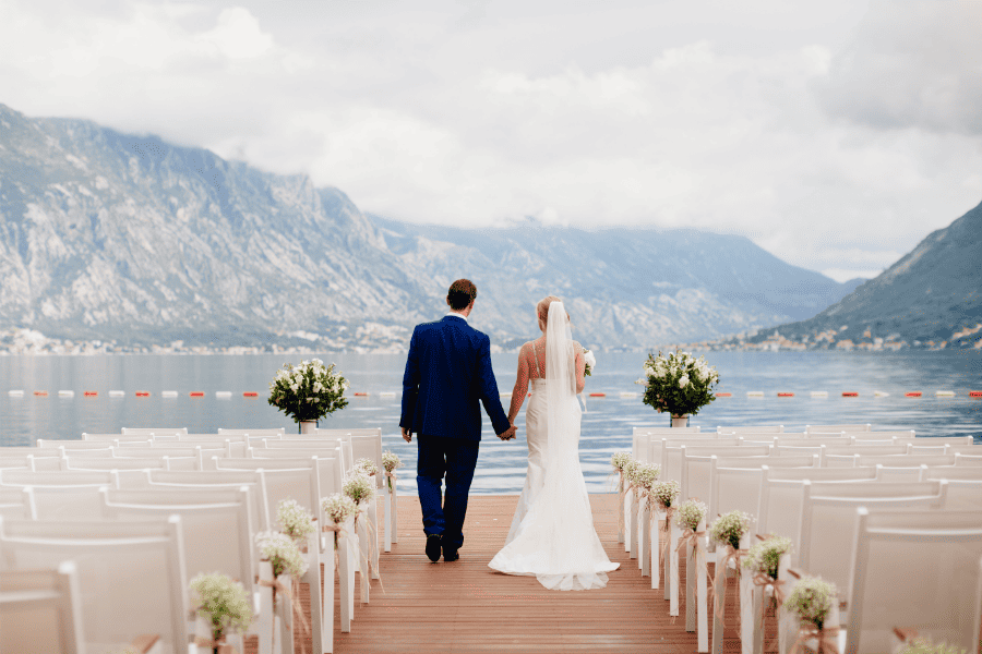 couple de marié, cérémonie extérieure au bord d'un lac 