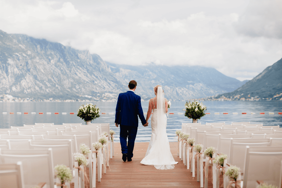couple de marié, cérémonie extérieure au bord d'un lac
