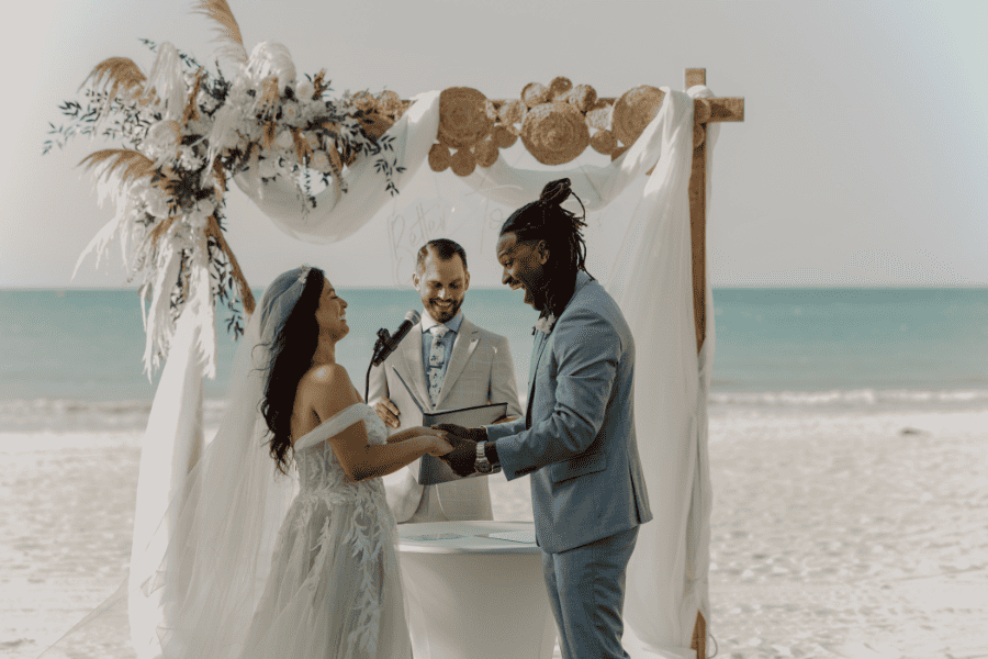 Un couple qui se marie sur la plage
