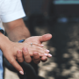 Mains entrelacées et bague de fiançailles